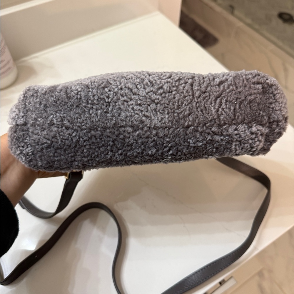 Elegant Gray Shearling Shoulder Bag - Picture 3 of 11
